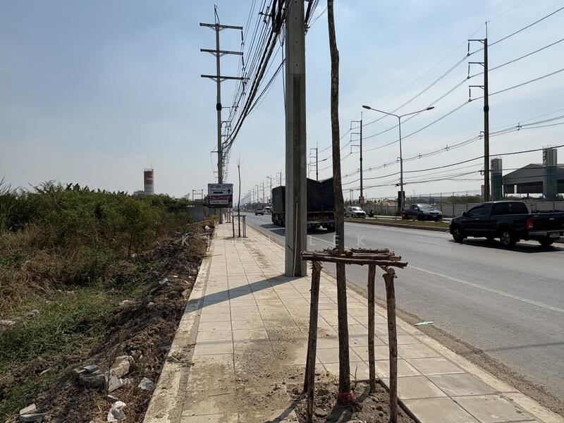 For Sale - The land is located next to a 4-lane road, Route 3004 (Khlong 7), Lam Luk Ka, and Rangsit-Nakhon, Pathum Thani