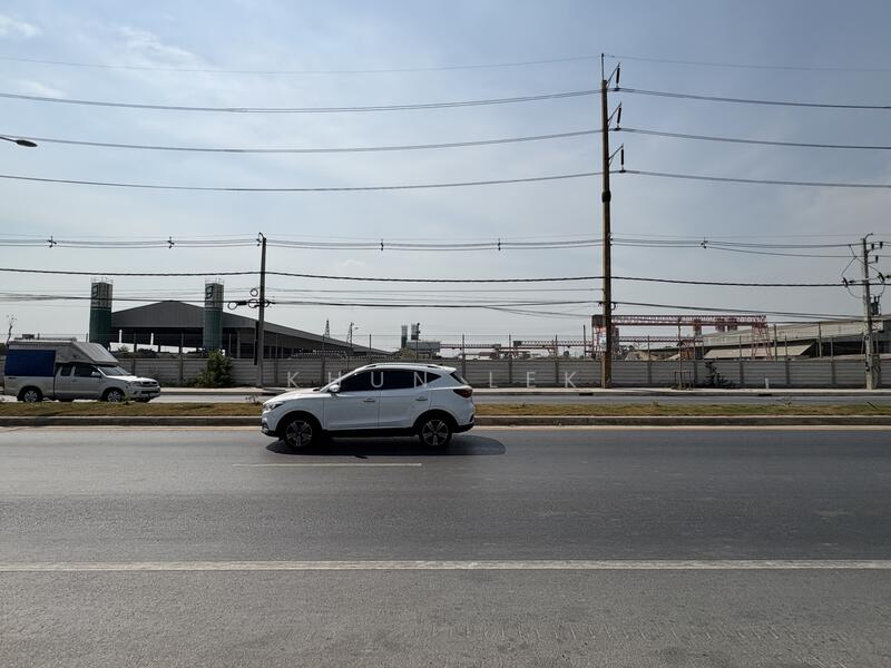 For Sale - The land is located next to a 4-lane road, Route 3004 (Khlong 7), Lam Luk Ka, and Rangsit-Nakhon, Pathum Thani