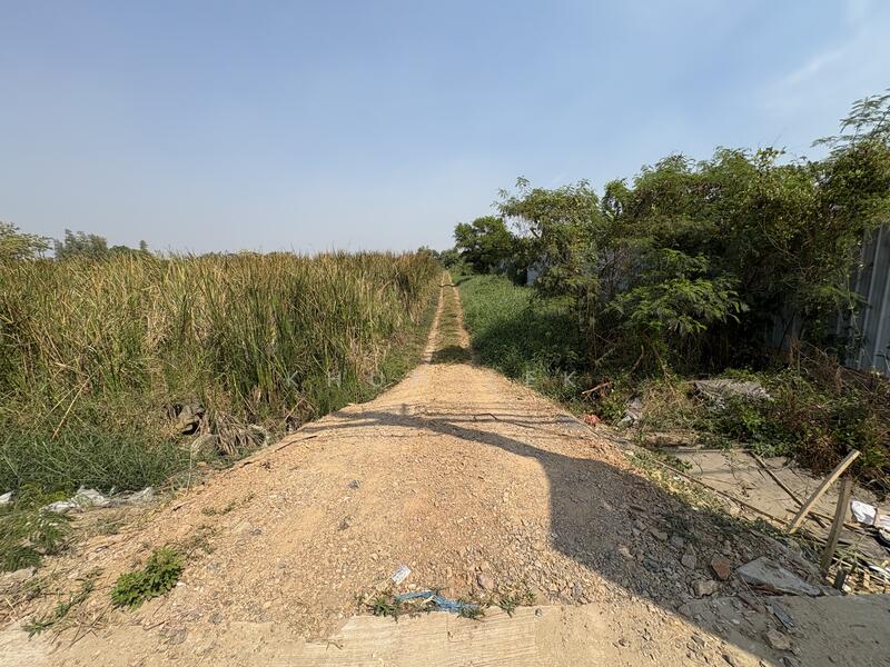 For Sale - The land is located next to a 4-lane road, Route 3004 (Khlong 7), Lam Luk Ka, and Rangsit-Nakhon, Pathum Thani