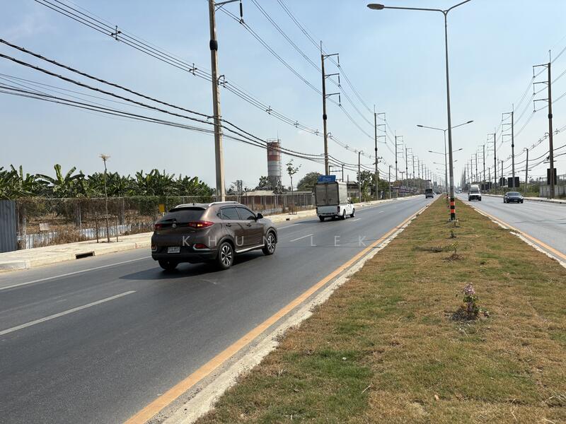 For Sale - The land is located next to a 4-lane road, Route 3004 (Khlong 7), Lam Luk Ka, and Rangsit-Nakhon, Pathum Thani