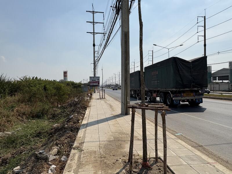 For Sale - The land is located next to a 4-lane road, Route 3004 (Khlong 7), Lam Luk Ka, and Rangsit-Nakhon, Pathum Thani