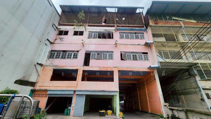 ด้านหน้ามีตึกติดถนน 2 คูหา