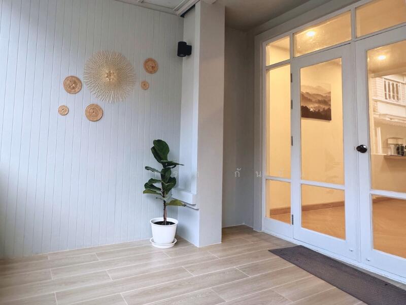 พื้นที่นั่งเล่นหน้าบ้าน 