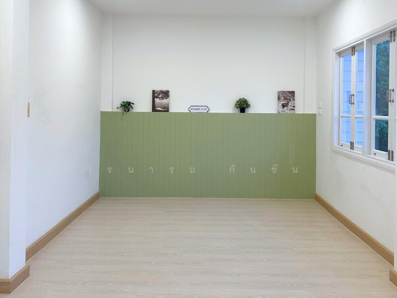 ห้องนอนใหญ่พร้อมตกแต่งหัวเตียง