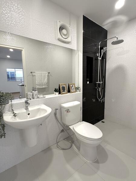 ห้องน้ำชั้นล่าง