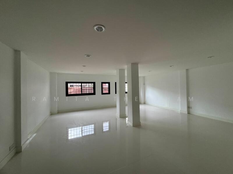 ให้เช่า - ทาวน์เฮ้าส์ 5-ห้องนอน, กรุงเทพ