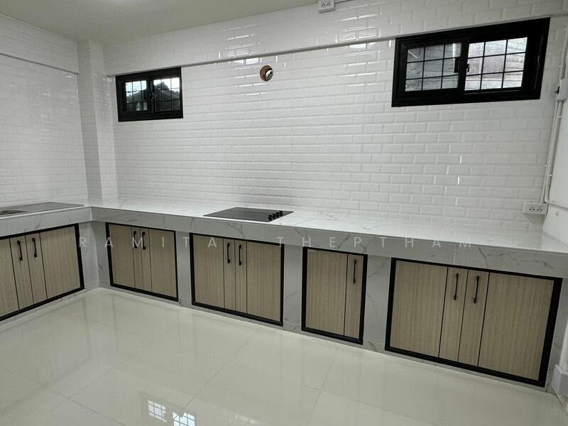 ให้เช่า - ทาวน์เฮ้าส์ 5-ห้องนอน, กรุงเทพ