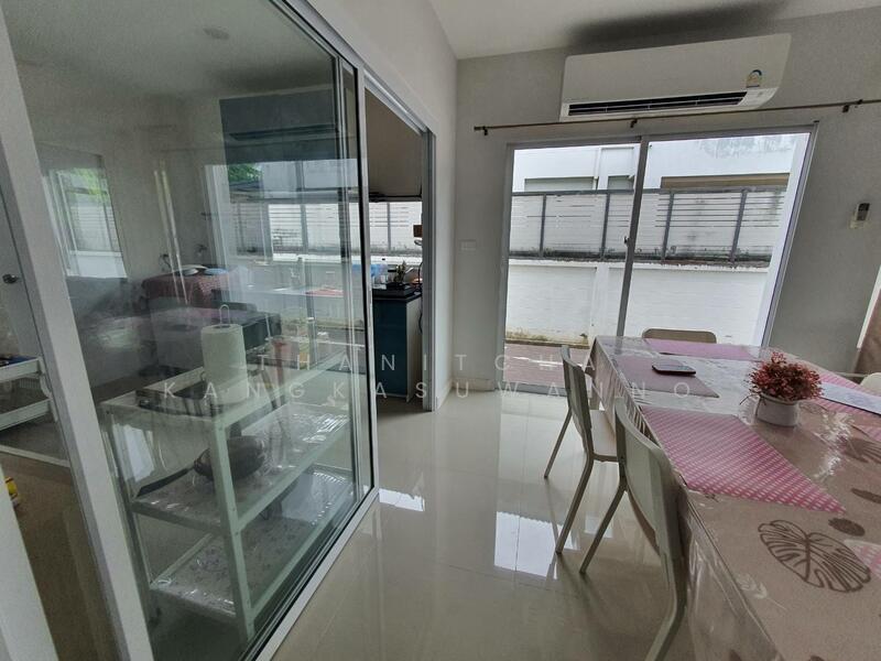                     ห้องรับแขกชั้นล่าง