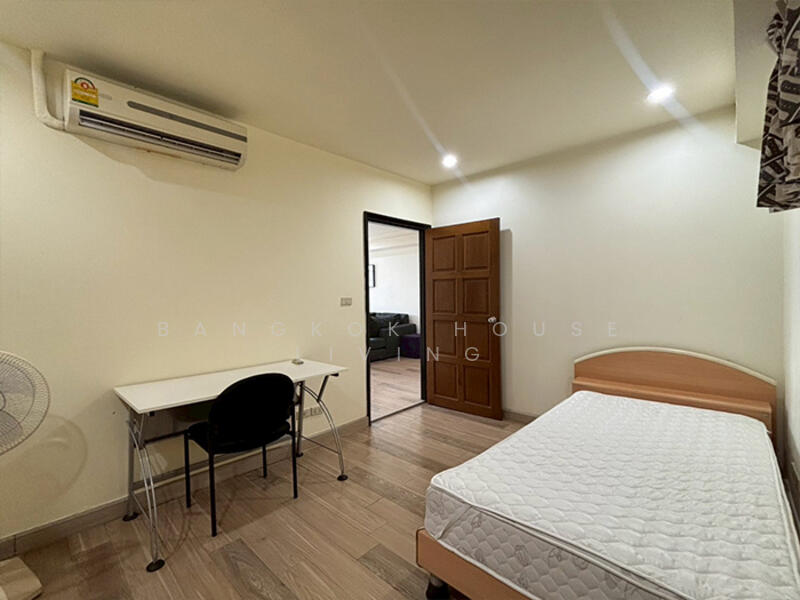 Royal Castle Sukhumvit, Bangkok, 30 Soi Sukhumvit 39, Khlongtoei Nua, Watthana, Bangkok, 3 Bedrooms, 140 sqm, Condo For Rent, by Bangkok House Living, 500094496 - DDproperty.com