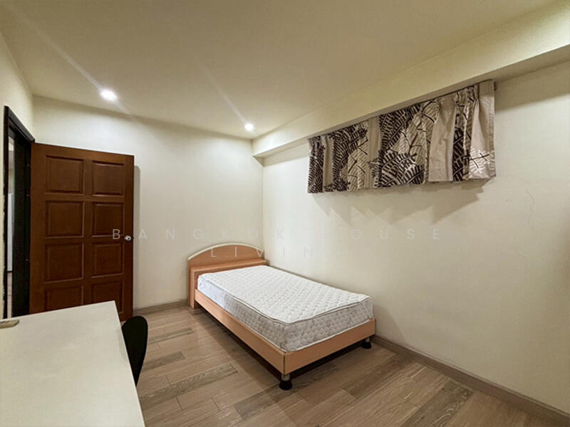 Royal Castle Sukhumvit, Bangkok, 30 Soi Sukhumvit 39, Khlongtoei Nua, Watthana, Bangkok, 3 Bedrooms, 140 sqm, Condo For Rent, by Bangkok House Living, 500094496 - DDproperty.com