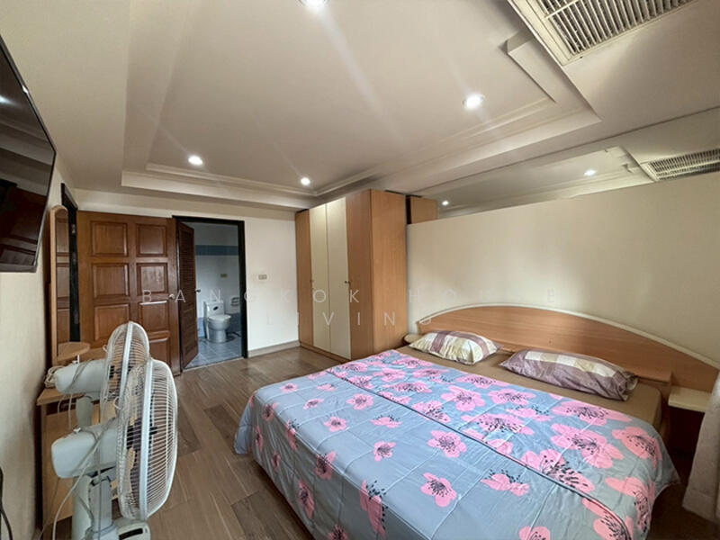 Royal Castle Sukhumvit, Bangkok, 30 Soi Sukhumvit 39, Khlongtoei Nua, Watthana, Bangkok, 3 Bedrooms, 140 sqm, Condo For Rent, by Bangkok House Living, 500094496 - DDproperty.com
