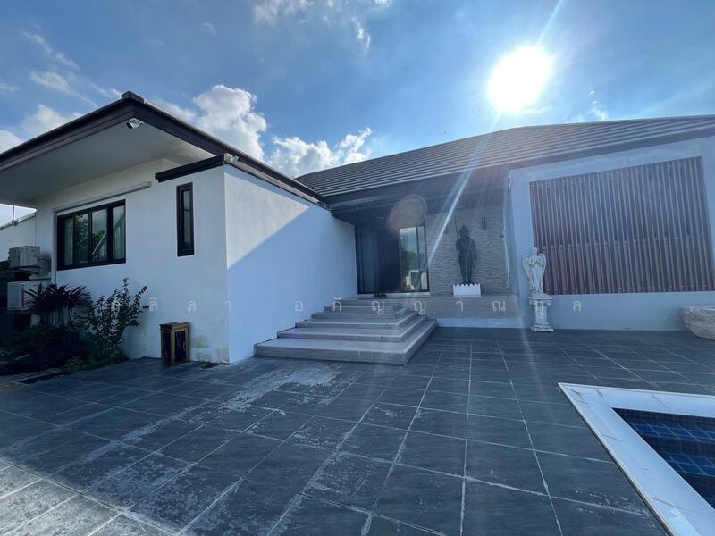 For Rent - Detached house outside the project with a private swimming pool near Thammasat University and Rangsi, Pathum Thani