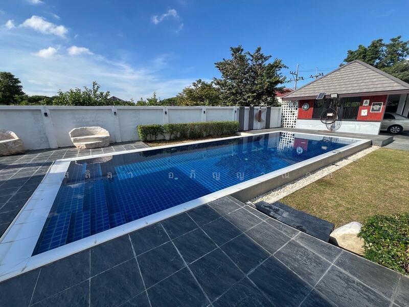For Rent - Detached house outside the project with a private swimming pool near Thammasat University and Rangsi, Pathum Thani