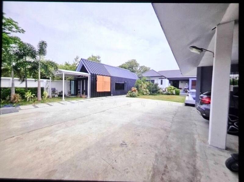 For Rent - Detached house outside the project with a private swimming pool near Thammasat University and Rangsi, Pathum Thani