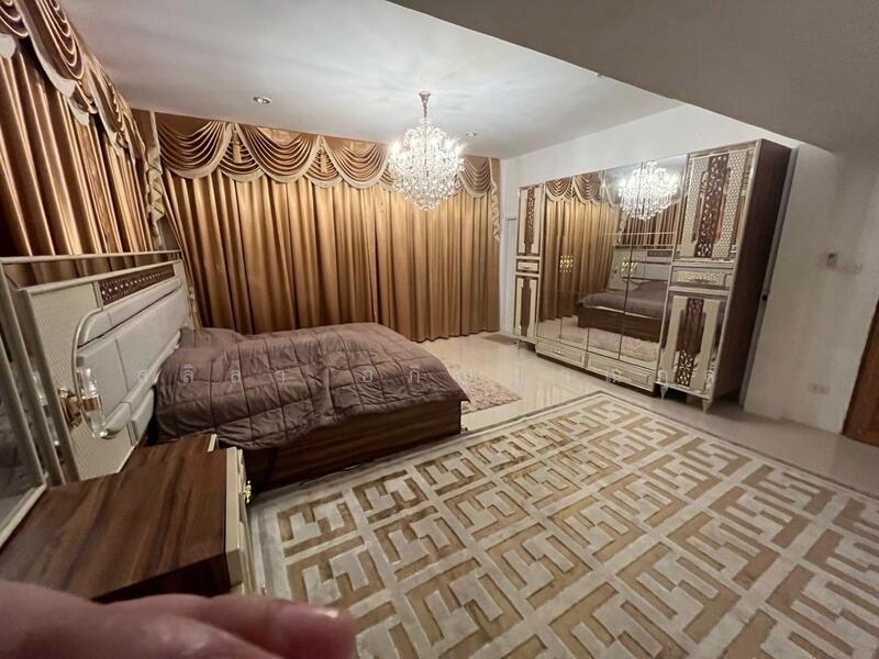 For Rent - Detached house outside the project with a private swimming pool near Thammasat University and Rangsi, Pathum Thani