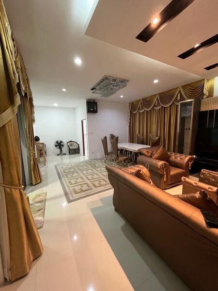 For Rent - Detached house outside the project with a private swimming pool near Thammasat University and Rangsi, Pathum Thani