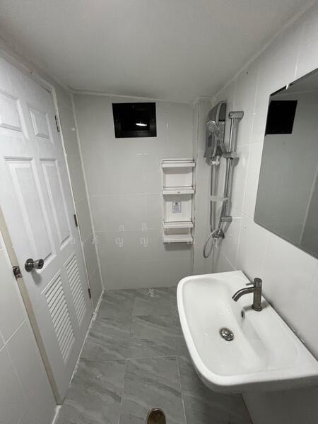 For Rent - Detached house outside the project with a private swimming pool near Thammasat University and Rangsi, Pathum Thani