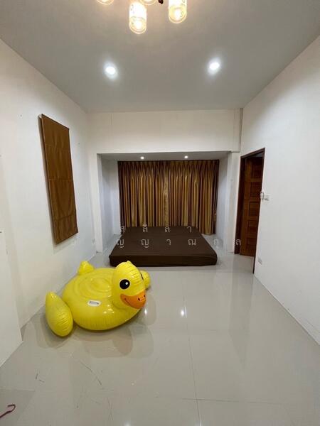 For Rent - Detached house outside the project with a private swimming pool near Thammasat University and Rangsi, Pathum Thani