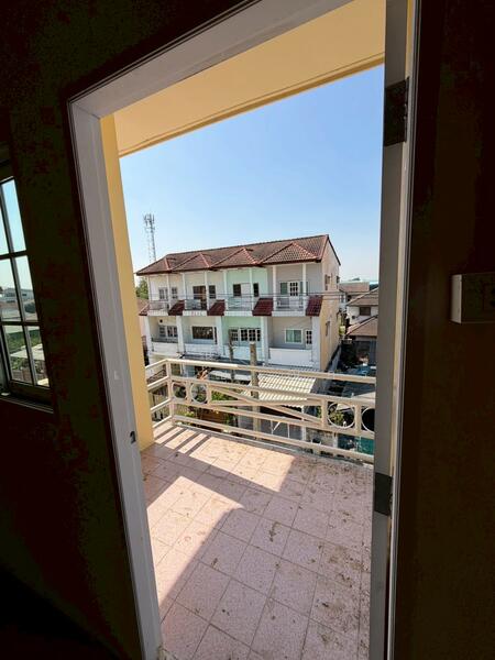 ระเบียงห้องนอนชั้น3 หน้าบันได(หน้าบ้าน)