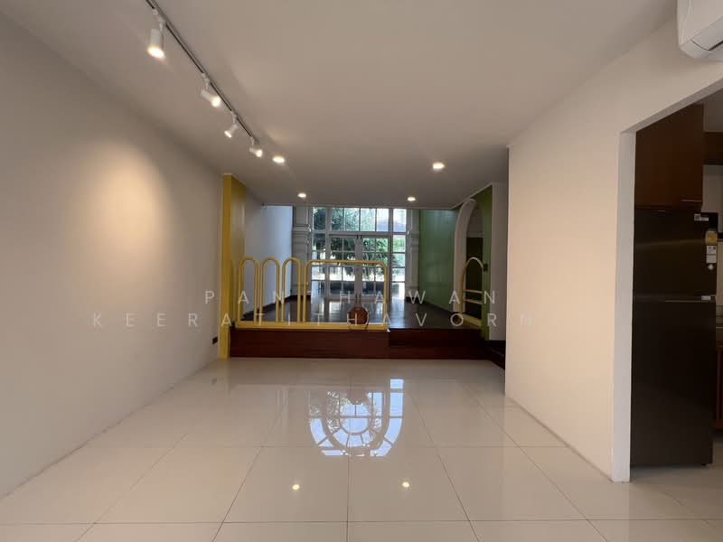 บ้านทาวน์โฮม 3 ชั้น สภาพดีพร้อมเข้าอยู่ ใจกลางอารีย์, Bangkok, Phaya Thai, Phaya Thai, Bangkok, 4 Bedrooms, 280 sqm, Townhouse For Sale, by Panthawan Keeratithavornanan, 500098425 - DDproperty.com
