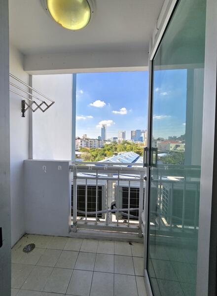 ระเบียง มีจุดวางเครื่องซักผ้าได้