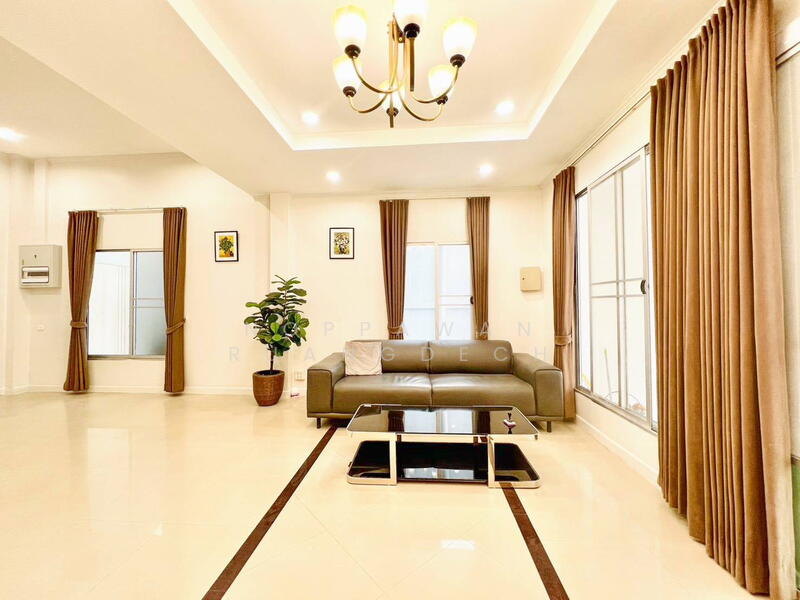 ให้เช่า ทาวน์โฮม 3 ชั้น หลังมุม เฟอร์นิเจอร์พร้อมเข้าอยู่ ถนนศรีนครินทร์ ใกล้ห้างธัญญะ, Bangkok, Suan Luang, Suan Luang, Bangkok, 3 Bedrooms, 260 sqm, Townhouse For Rent, by Noppawan Ruangdech, 500102290 - DDproperty.com