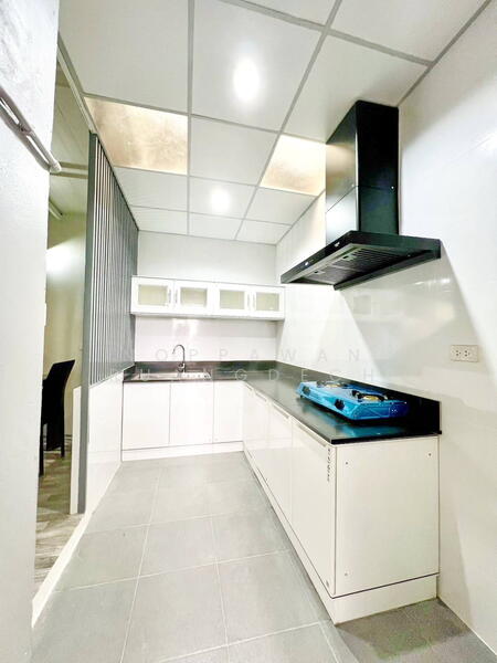 ให้เช่า ทาวน์โฮม 3 ชั้น หลังมุม เฟอร์นิเจอร์พร้อมเข้าอยู่ ถนนศรีนครินทร์ ใกล้ห้างธัญญะ, Bangkok, Suan Luang, Suan Luang, Bangkok, 3 Bedrooms, 260 sqm, Townhouse For Rent, by Noppawan Ruangdech, 500102290 - DDproperty.com