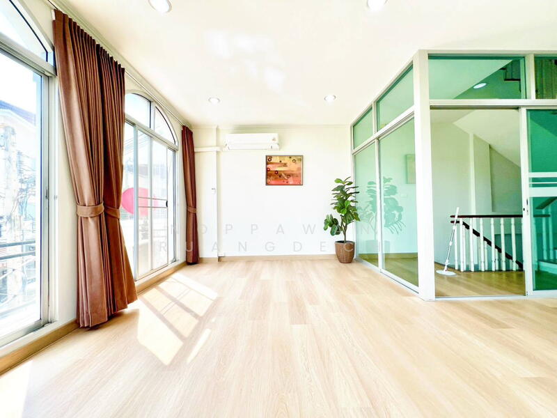 ให้เช่า ทาวน์โฮม 3 ชั้น หลังมุม เฟอร์นิเจอร์พร้อมเข้าอยู่ ถนนศรีนครินทร์ ใกล้ห้างธัญญะ, Bangkok, Suan Luang, Suan Luang, Bangkok, 3 Bedrooms, 260 sqm, Townhouse For Rent, by Noppawan Ruangdech, 500102290 - DDproperty.com