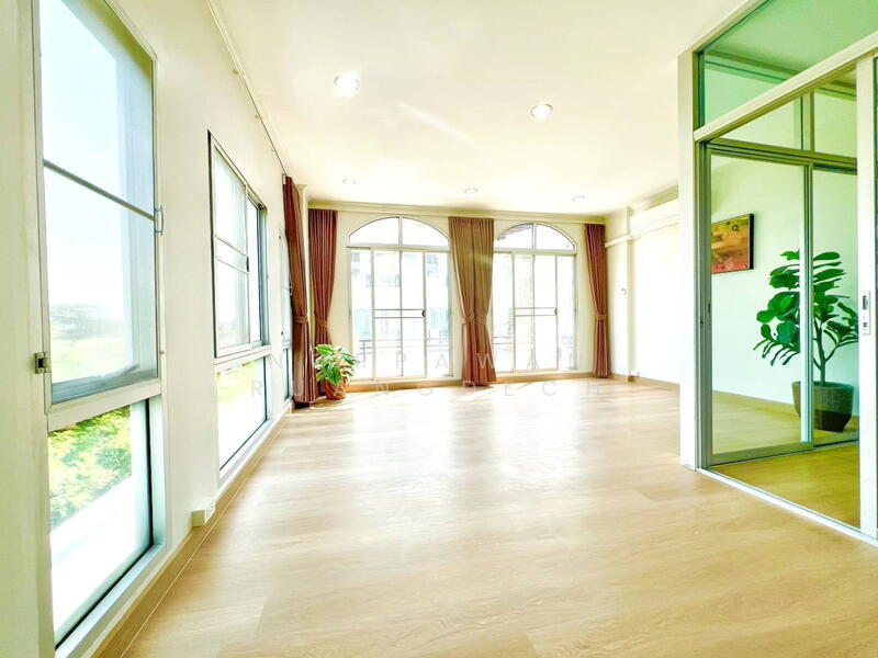 ให้เช่า ทาวน์โฮม 3 ชั้น หลังมุม เฟอร์นิเจอร์พร้อมเข้าอยู่ ถนนศรีนครินทร์ ใกล้ห้างธัญญะ, Bangkok, Suan Luang, Suan Luang, Bangkok, 3 Bedrooms, 260 sqm, Townhouse For Rent, by Noppawan Ruangdech, 500102290 - DDproperty.com