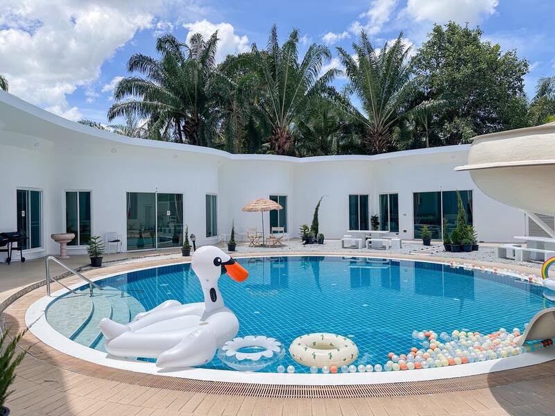 โอกาสทำเงิน เดือนละ 200,000 บาท !!! ขาย Pool Villa ใหญ่ แต่งสวย ครบ ไร่เศษ กลางพัทยา เหมาะทำรายวัน, Chon Buri (Pattaya), Nong Pla Lai, Bang Lamung (Pattaya), Chon Buri (Pattaya), 7 Bedrooms, 600 sqm, Single Detached House For Sale, by คุณหมู, 500102908 - DDproperty.com