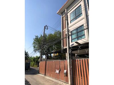 ขาย - ทาวน์โฮม 3 ชั้น ปุณณวิธี 31, กรุงเทพ