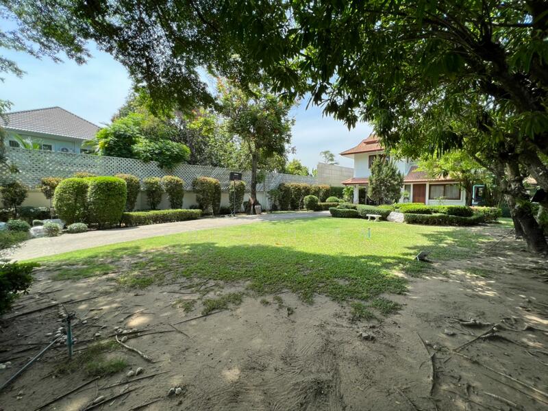 House with Private Pool Ekamai, Bangkok, Khong Tan, Khlong Toei, Bangkok, 4 Bedrooms, 500 sqm, Single Detached House For Rent, by Khun Nita, 500107828 - DDproperty.com