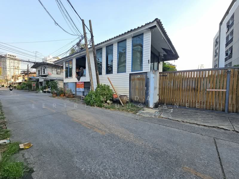 For Sale - ที่ดินพร้อมสิ่งปลูกสร้าง ซอยลาดพร้าว 8, Bangkok