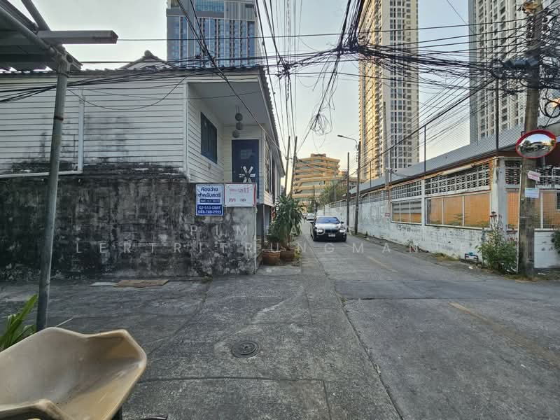 For Sale - ที่ดินพร้อมสิ่งปลูกสร้าง ซอยลาดพร้าว 8, Bangkok
