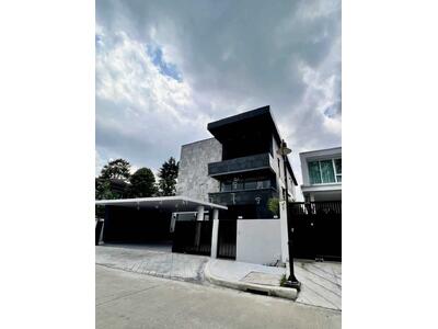 ขาย - บ้านสร้างใหม่ มีสระว่ายน้ำส่วนตัว พร้อมลิฟท์ บนถนนรัชดาภิเษก ใกล้สี่แยกวงศ์สว่าง, กรุงเทพ