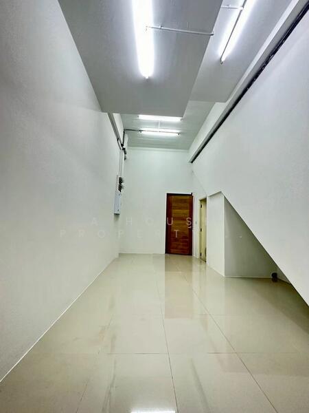 ให้เช่า - ให้เช่าออฟฟิศ ใกล้ห้างแม็กแวลู่ ศรีราชา, ชลบุรี