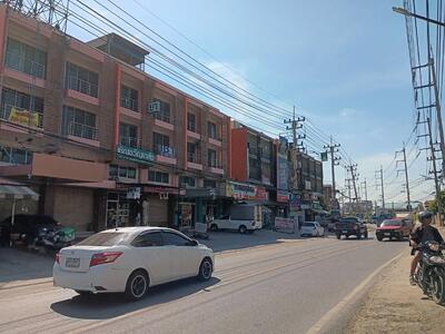 ขาย - ขายอาคารพาณิชย์ 3 ชั้นครึ่ง ติดถนน ทำเลดี วิวแม่น้ำ อำเภอสามพราน จังหวัดนครปฐม, นครปฐม