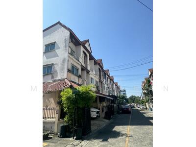 ขาย - Prinyaluck Jhamjun : ปริญลักษณ์ แจ่มจันทร์, กรุงเทพ