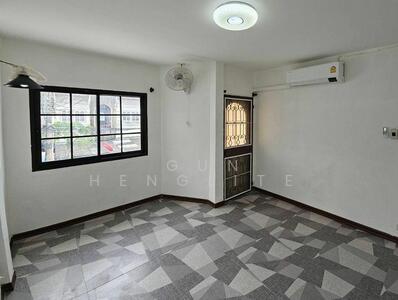 ขาย - ทาวน์เฮ้าส์ 6-ห้องนอน, กรุงเทพ