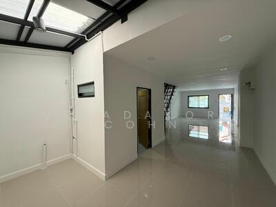 ขาย - ทาวน์เฮ้าส์ 2-ห้องนอน, กรุงเทพ