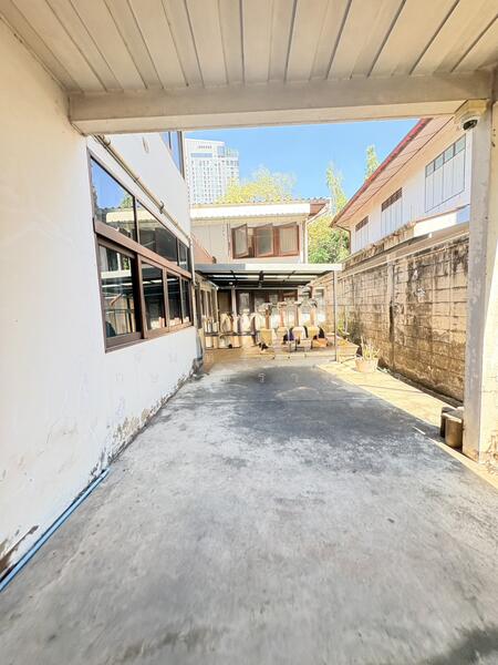 2-Story House for Rent in Silom-Sam Yan 10+ Parking Ideal for Cafe Airbnb, Bangkok, Suriyawong, Bang Rak, Bangkok, , 200 sqm, Retail Space For Rent, by Chutinun Mungmai, 500111056 - DDproperty.com