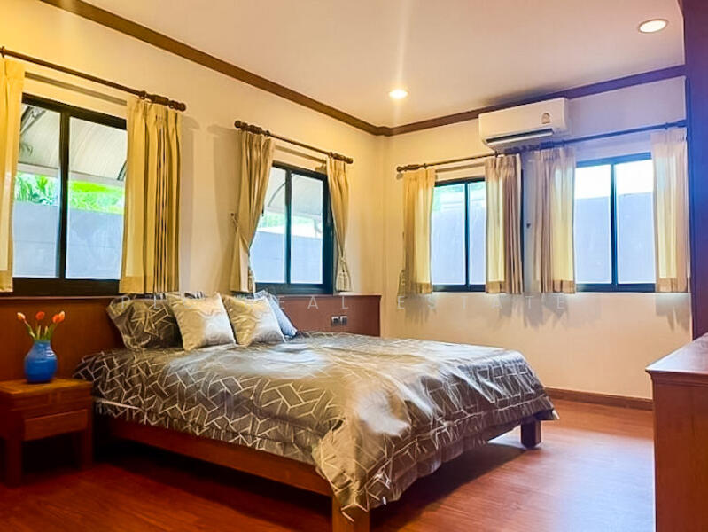 ขายบ้านเดี่ยวสไตล์ไทยโมเดิร์น 3 ห้องนอน พร้อมสระว่ายน้ำส่วนตัว ในเขตห้วยใหญ่, ชลบุรี, บางละมุง, บางละมุง, ชลบุรี, 180 ตร.ม., บ้านเดี่ยว ขาย, โดย PLC Real Estate, 500115404 - DDproperty.com