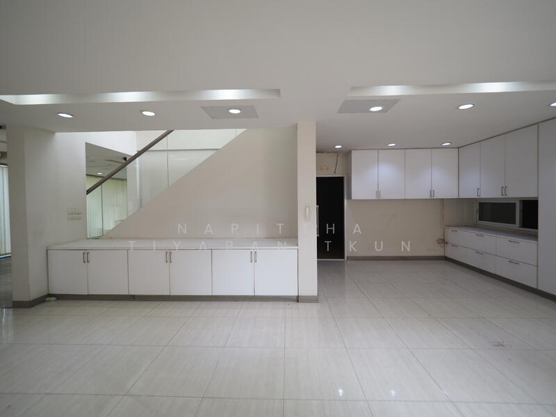 For Rent - Mixed Used Building on Sukhumvit 50, 500m from BTS Onnut, Bangkok