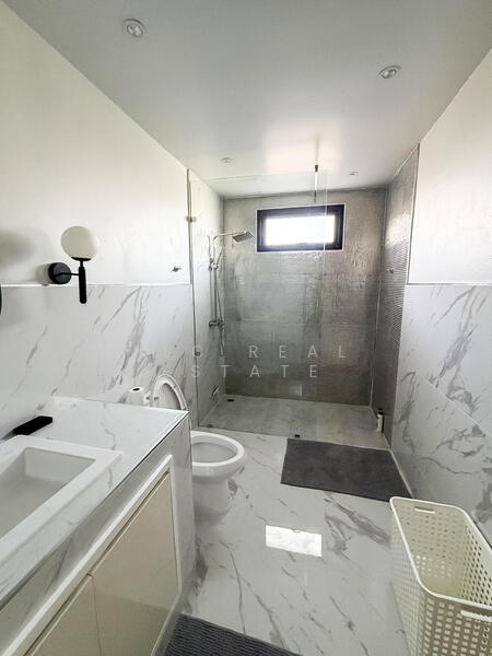 ให้เช่า - บ้าน 2 ชั้นให้เช่า ในเขตเนิร์นพลับวัน พัทยาตะวันออก, ชลบุรี