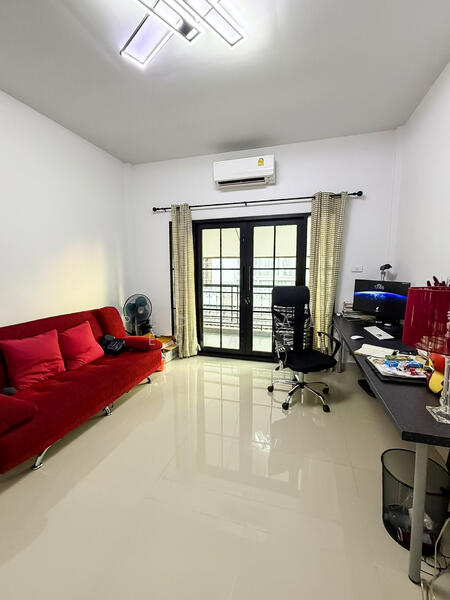 ให้เช่า - บ้าน 2 ชั้นให้เช่า ในเขตเนิร์นพลับวัน พัทยาตะวันออก, ชลบุรี