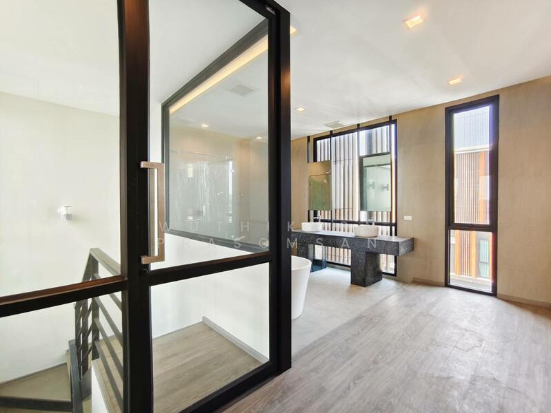 Authen Ladprao-Nakniwat, Bangkok, Soi Nak Niwat 48 Yaek 14, Pradit Manudharm Road, Lat Phrao, Lat Phrao, Bangkok, 3 Bedrooms, 276 sqm, Townhouse For Rent, by Wuthikorn Prasomsan, 500119535 - DDproperty.com