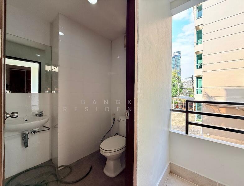 Vanida Apartment Ekkamai, Bangkok, Khlong Tan Nua, Watthana, Bangkok, 3 Bedrooms, 250 sqm, Apartment For Rent, by Bangkok Residential, 500121205 - DDproperty.com