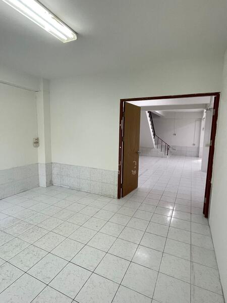 ให้เช่า - ทำเล BTS แบริ่ง ซ.ลาซาล 24 ให้เช่าอาคารพาณิชย์ 100 วา 3 คูหาตีทะลุกัน 2.5 ชั้น ตึกสวยพร้อมอยู่, กรุงเทพ