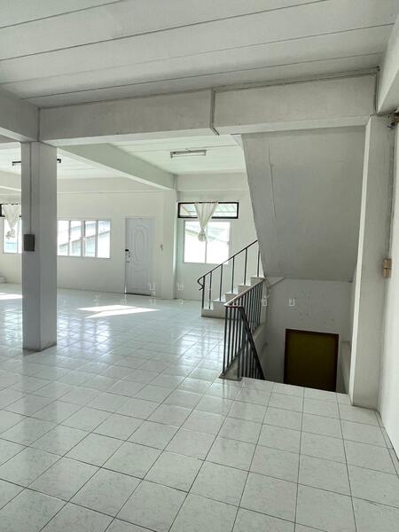 ให้เช่า - ทำเล BTS แบริ่ง ซ.ลาซาล 24 ให้เช่าอาคารพาณิชย์ 100 วา 3 คูหาตีทะลุกัน 2.5 ชั้น ตึกสวยพร้อมอยู่, กรุงเทพ