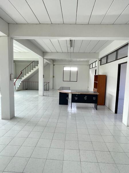 ให้เช่า - ทำเล BTS แบริ่ง ซ.ลาซาล 24 ให้เช่าอาคารพาณิชย์ 100 วา 3 คูหาตีทะลุกัน 2.5 ชั้น ตึกสวยพร้อมอยู่, กรุงเทพ